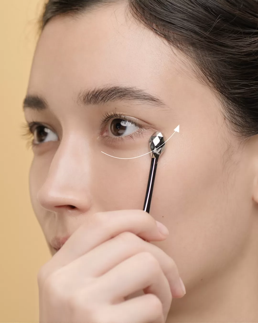 B&agrave;i tập massage cải thiện Bọng Dưới Mắt với  Eye Contour Cream Supreme 